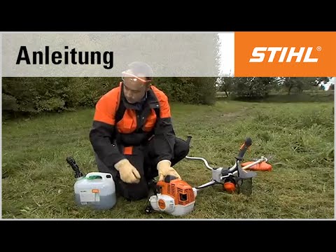 Eine STIHL Motorsense mit Kraftstoff betanken